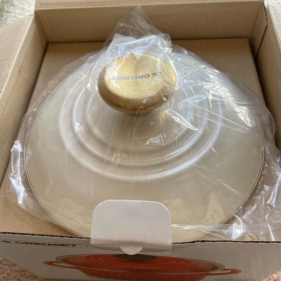 New Le Creuset White Petite Stockpot (3.8 quart) with/ Pretty gold color knob! - Picture 2 of 8